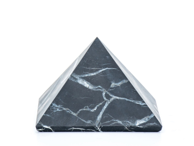 BEWIT Schungit-Pyramide mit Kristall, unpoliert